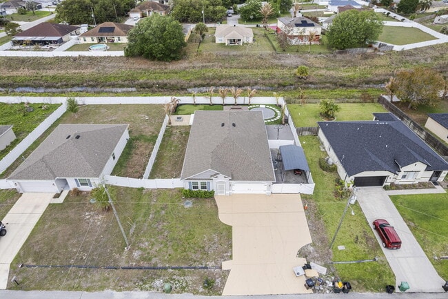 Building Photo - 681 SW Millard Dr