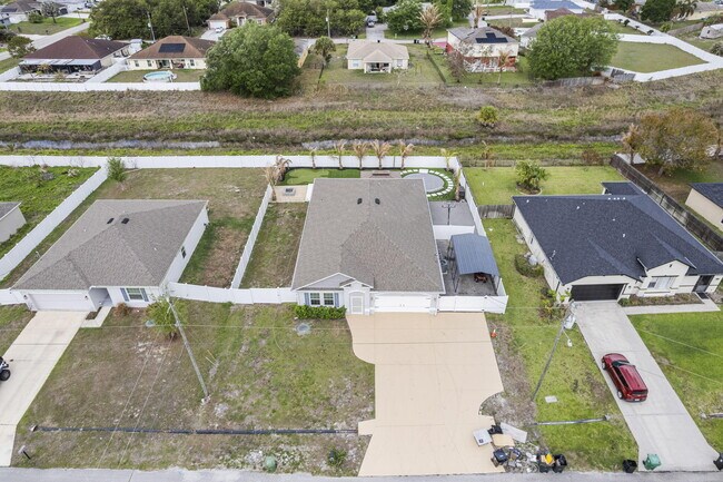 Building Photo - 681 SW Millard Dr