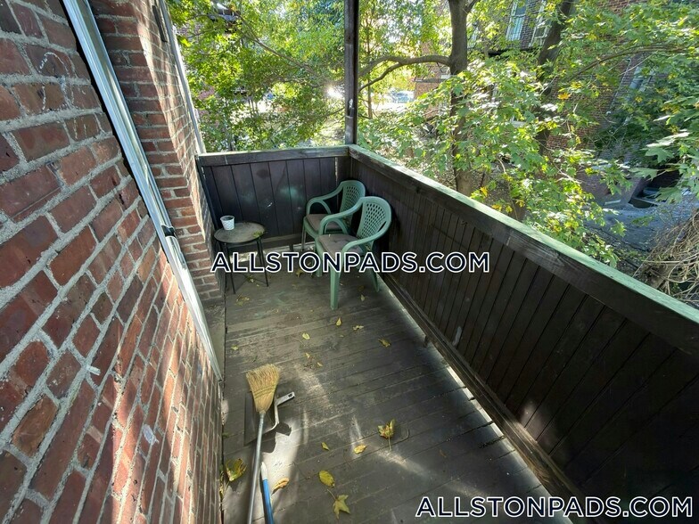 Building Photo - 46 Park Vale Ave