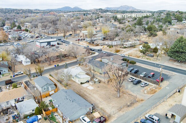 Building Photo - Adorable home on over-sized lot!
