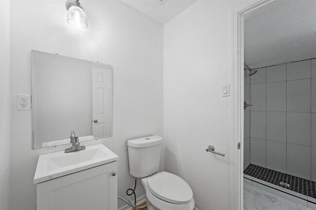 Building Photo - 606 Meadowlawn St