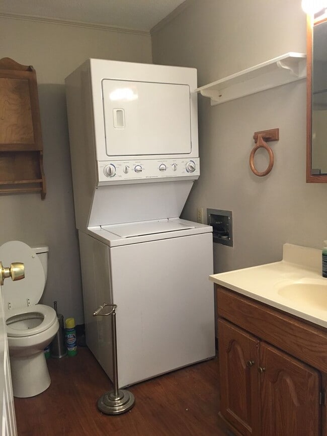 Building Photo - One bedroom with garage