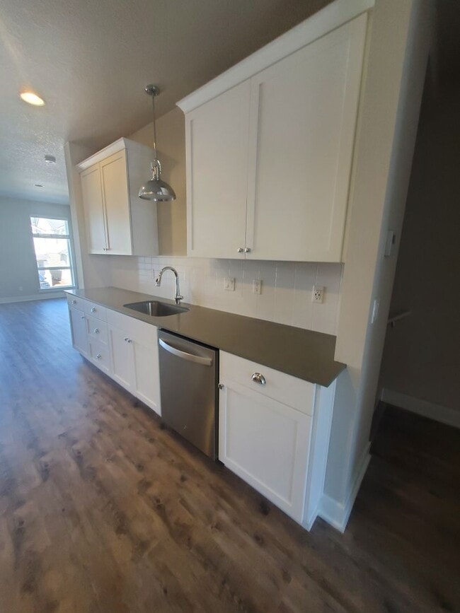 Building Photo - 3 Bedroom 3 Bath Townhouse 1st floor bed/bath