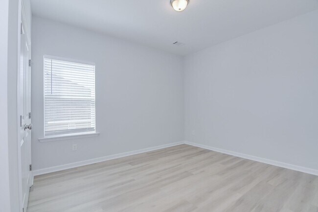 Building Photo - Like New Home - 4 Bed 3 Bath