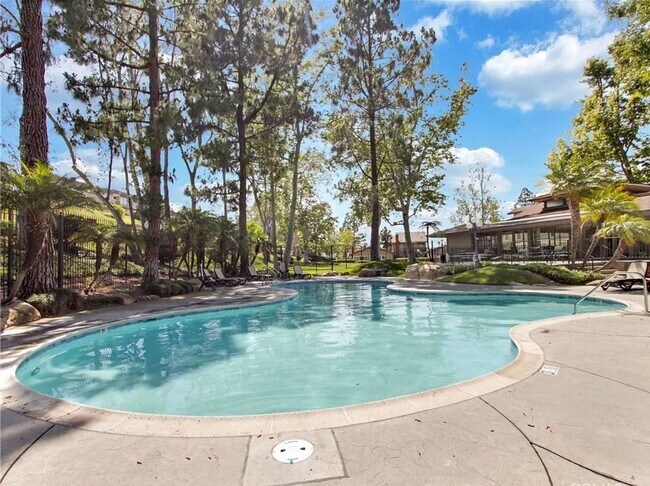Building Photo - Anaheim Hills Beauty!