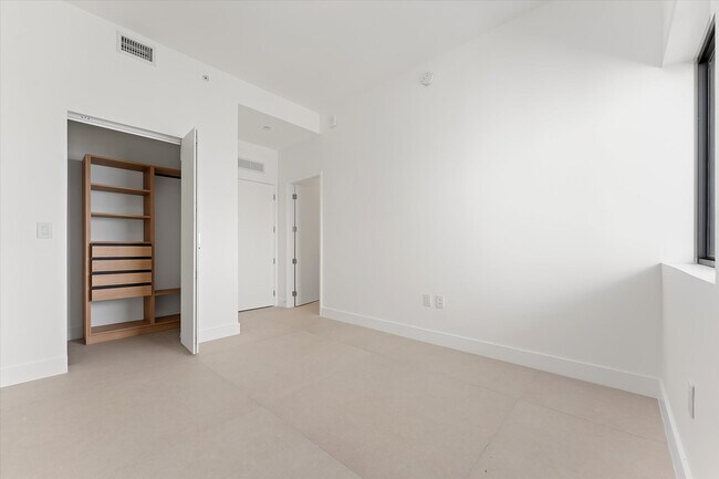 Building Photo - 700 NE 24th St