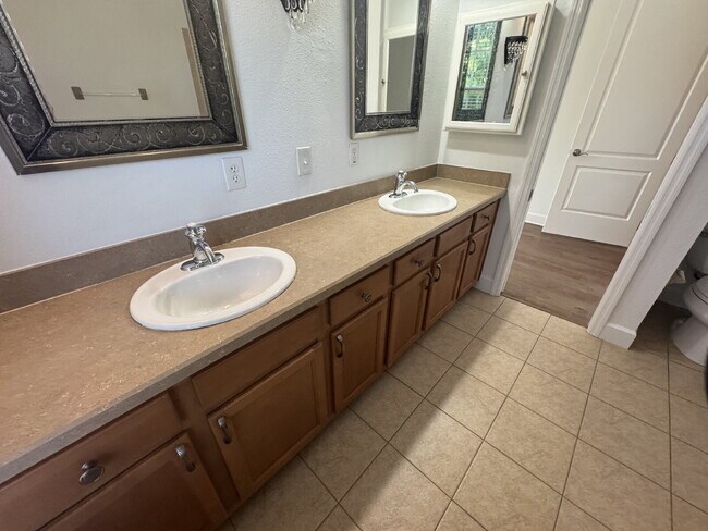 Building Photo - "Spacious 3-Bed Townhouse Retreat in Tampa's Heart - Modern Comforts Await!"