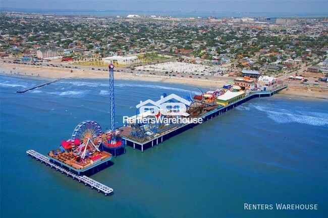 Building Photo - Centrally located on Galveston Island, thi...