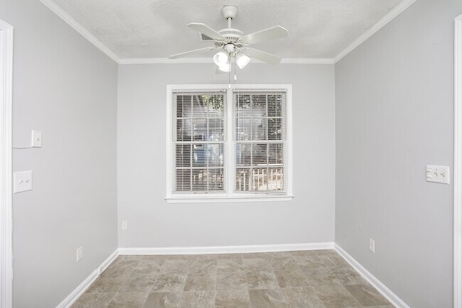 Building Photo - Amazing 3 Bedroom Home