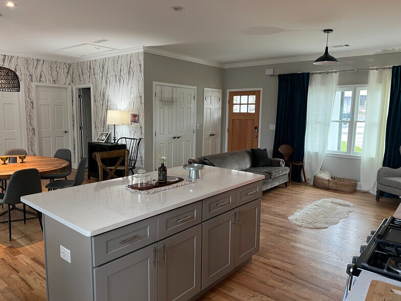 Building Photo - Room in House on Holland Ct