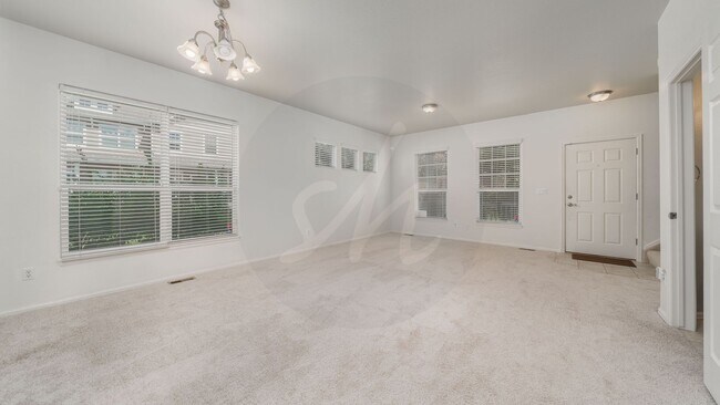 Building Photo - End-unit townhome in Soaring Eagles