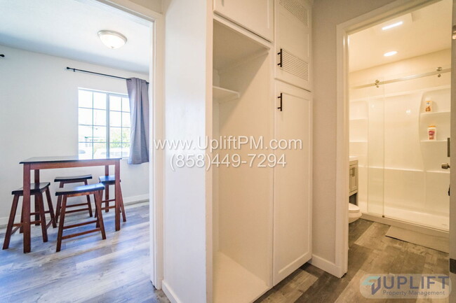 Building Photo - 4233 Swift Ave