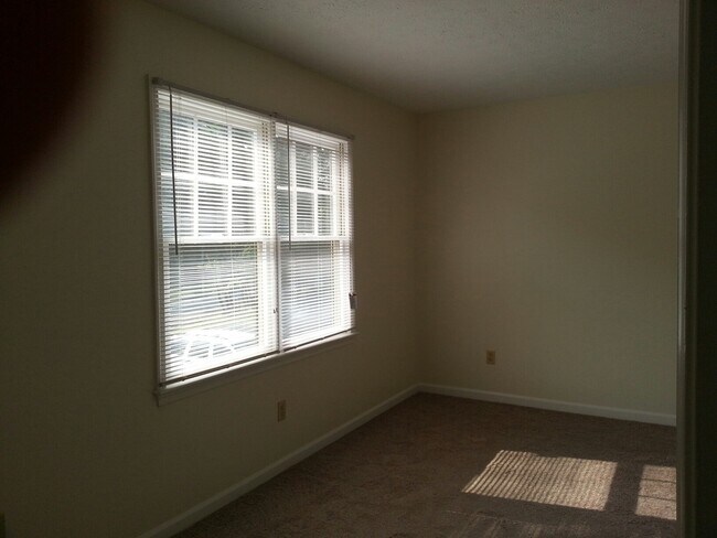 Building Photo - Three Bedroom Townhome, 2.5 bath, with eat-in kitchen, small deck off of living room.