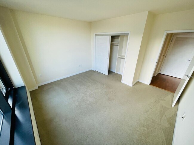 Building Photo - *New* 1 Bed & 1 Bath with Office / Den Condo in Fidi - No Parking