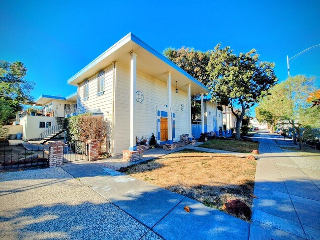 Building Photo - Refurbished 3bd Townhouse Style Apartment