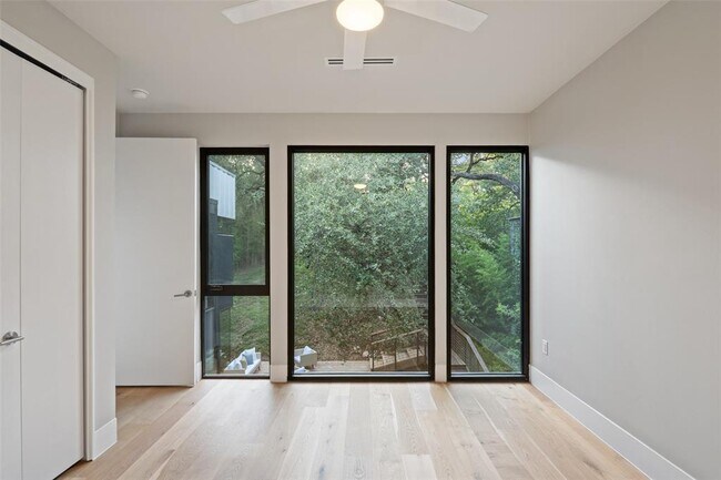 Building Photo - 1327 Bonham Terrace
