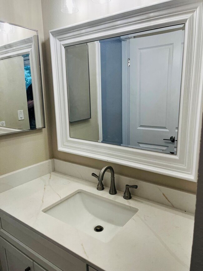 Building Photo - Single Level 2 Bedroom 2 Bath Danville Townhouse/Condo