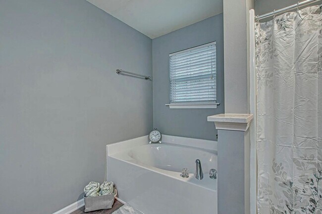 Building Photo - Comfort, Space & Convenience in Summerville