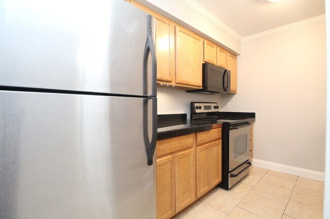 Building Photo - Updated Northeast Pensacola 3BR End-Unit Townhome Near UWF & Cordova Mall with Fresh Paint, New C...