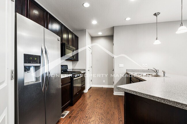 Building Photo - Lovely Townhome with Central AC and Washer/Dryer!