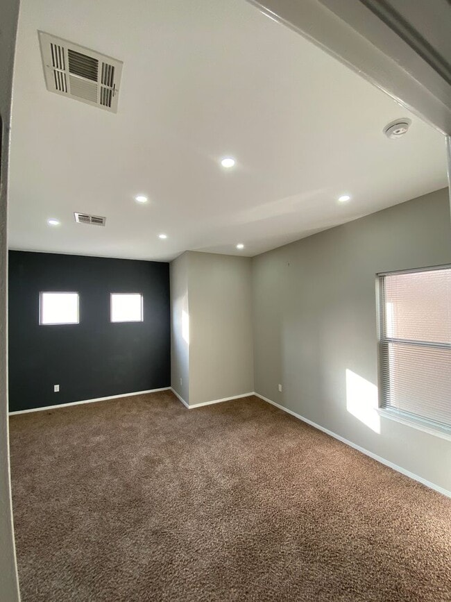 Building Photo - Beautiful Home!