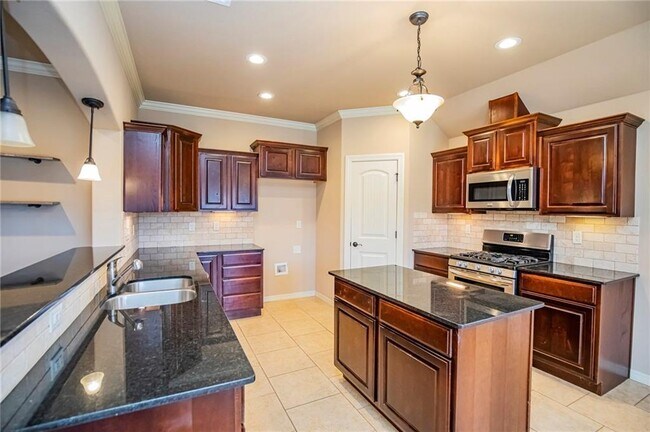 Building Photo - 2955 N Raven Ln