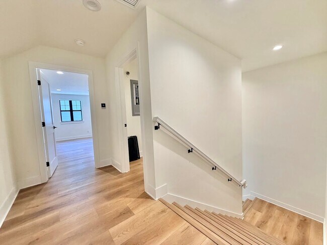 Building Photo - Brand New Custom 5/3.5 Home Steps from Downtown Winter Garden!