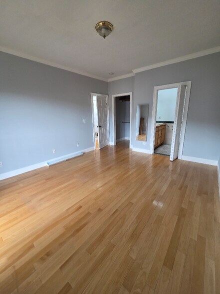 Building Photo - 163 Rae Ave