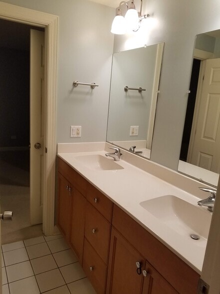 jack/jill bathroom - 3450 N Bosworth Ave