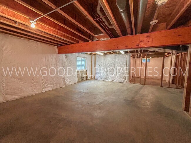Building Photo - 3 Bedroom Single-Family home in West Des Moines with a fully fenced in yard!