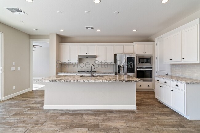 Building Photo - 17171 W Thousand Oaks St