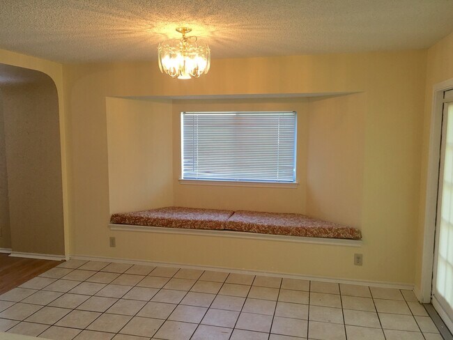 Building Photo - GREAT LOCATION CLOSE TO UTSA
