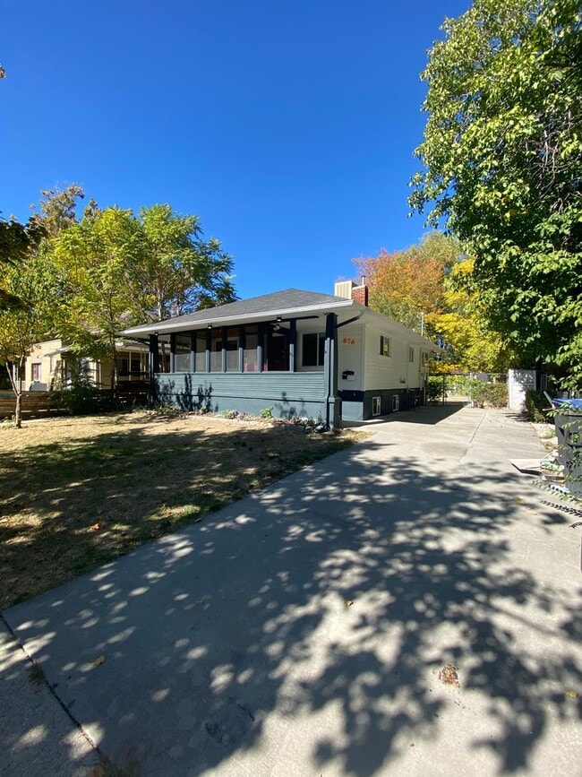 Building Photo - Amazingly Located Home