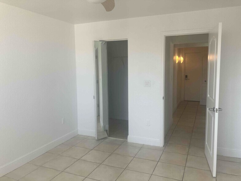 Building Photo - 720 Collins Ave