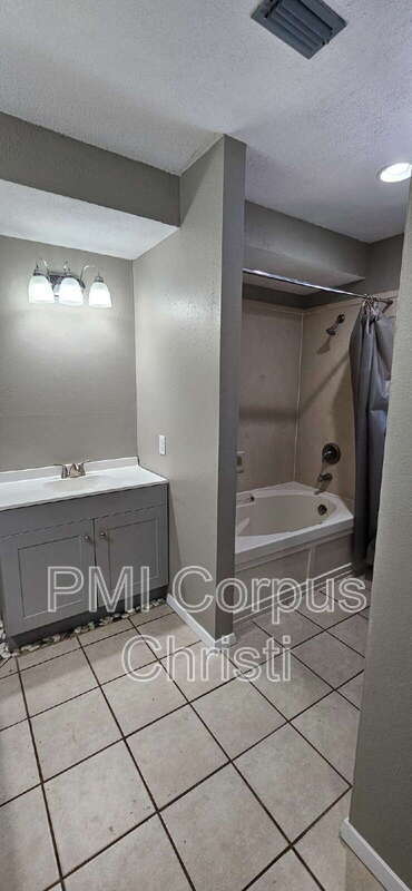 Building Photo - 1022 Delta Dr