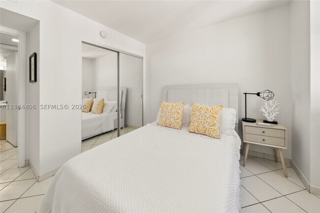 Building Photo - 2555 Collins Ave