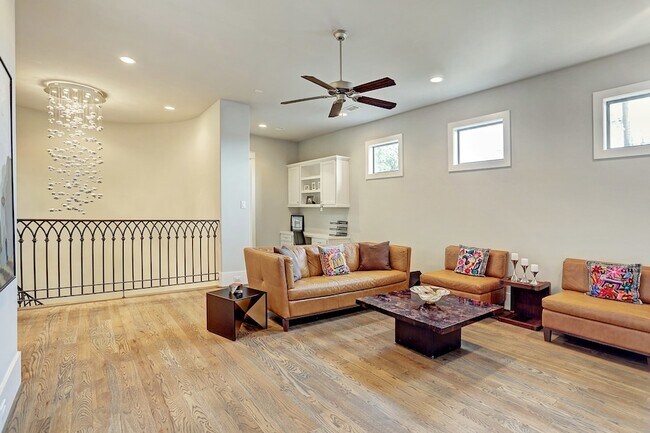 Building Photo - 5655 Locke Ln