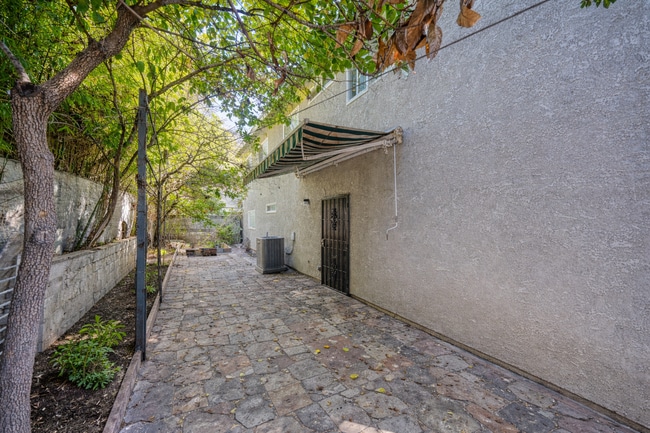 Building Photo - 1337 Douglas St