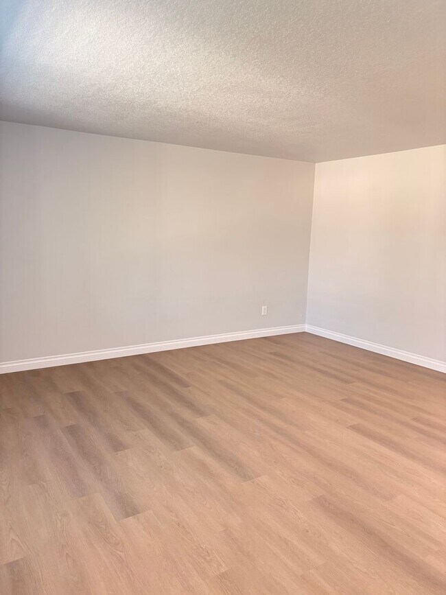 Building Photo - HALF MONTH FREE OF RENT Beautifully Remode...