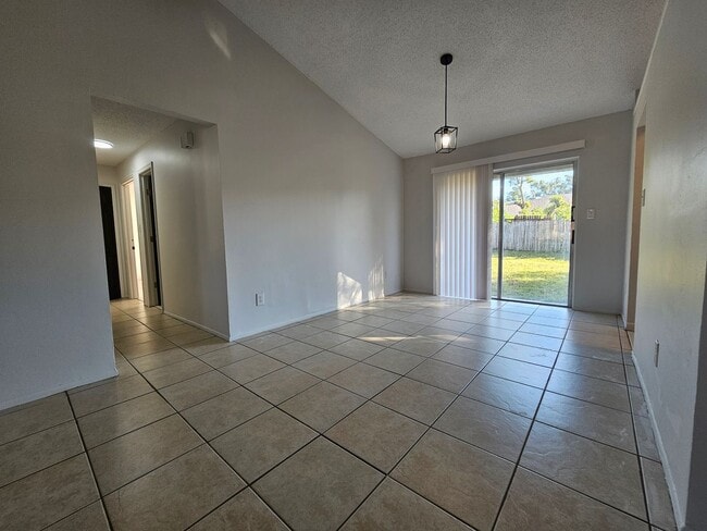 Building Photo - Freshly Renovated & Move-In Ready!! 3-bedroom, 2-bath home located in Lake Sparling Heights, Orla...