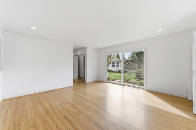 Building Photo - 8 Patricia Pl