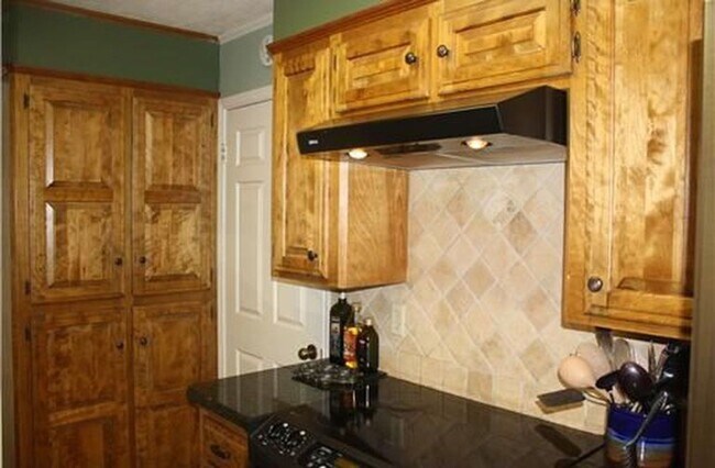 Building Photo - Spacious 3/2 home in convenient location