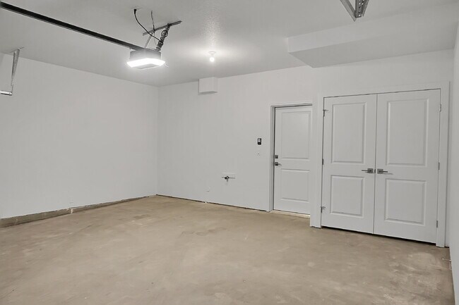 Building Photo - $2,350- 3 Bed 2.5 Bath Townhome in CO Springs with Central AC, and In Unit Laundry!