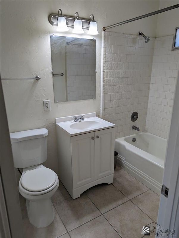 Building Photo - 1710 W 11th St