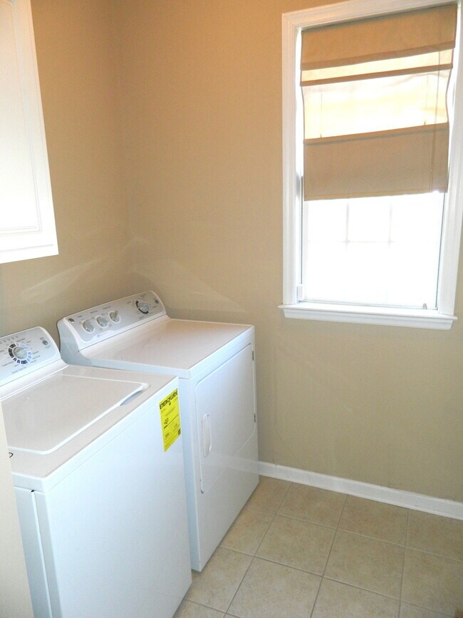 Building Photo - 1101 Brighton Dr