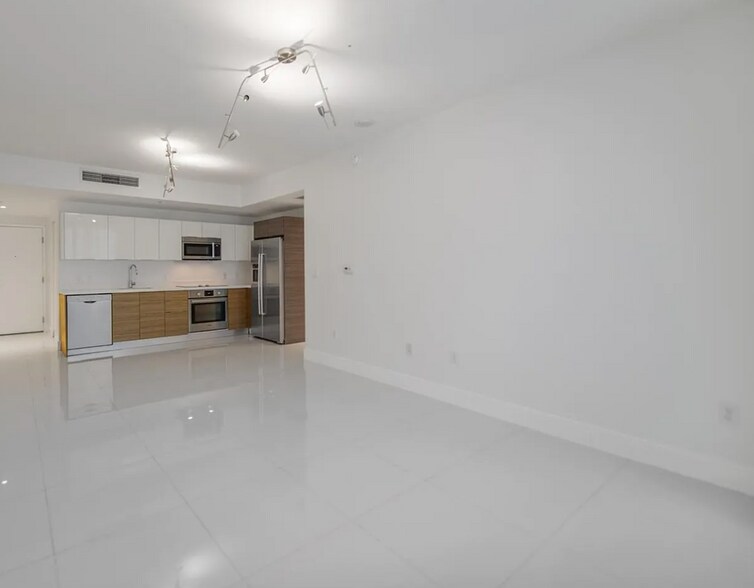 Building Photo - 1010 SW 2nd Ave