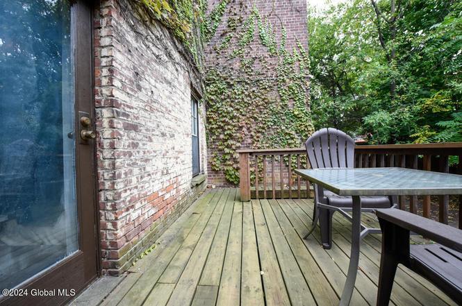 Building Photo - 285 Lark St