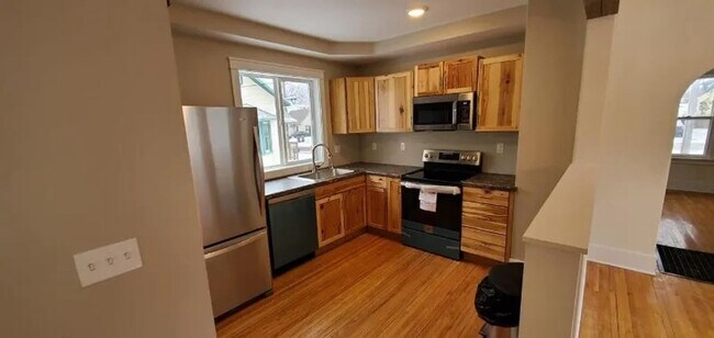 Building Photo - Charming 2 Bedroom, 1.5 Bathroom Home for ...