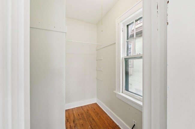 Building Photo - 661 Surrey Ave E