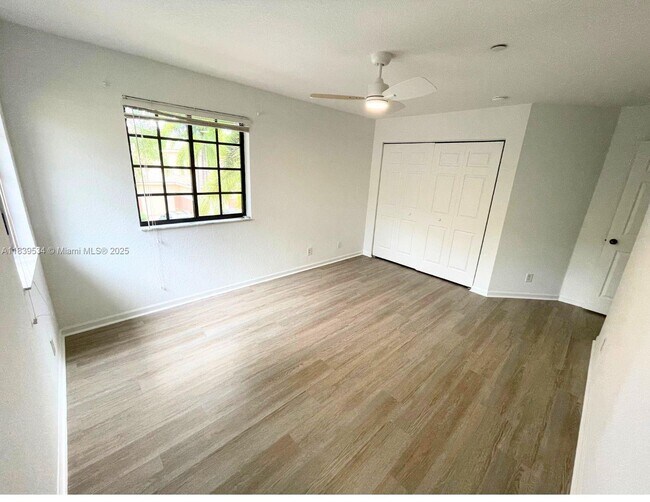 Building Photo - 3809 Tree Top Dr